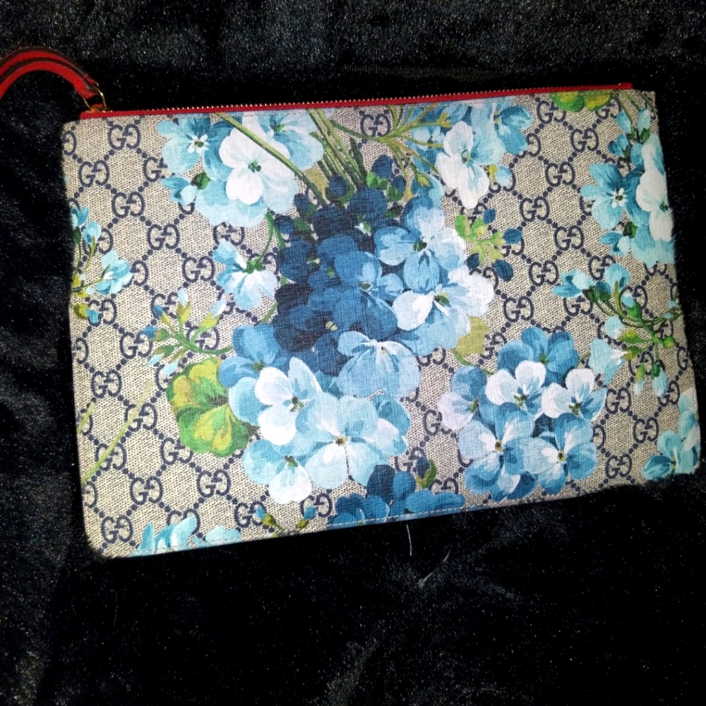 Gucci  clutch..